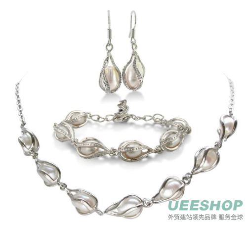 Unusual Freshwater Pearl Set, Necklace, Bracelet and Earrings